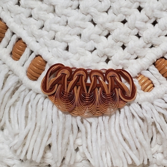 VINTAGE 60s Large White Crochet Wooden Beaded Whicker Eye Fringe Crossbody Purse - Picture 7 of 16